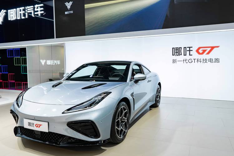 佛山8哪吒汽车在智能汽车领域的表现，领途汽车在新能源汽车市场中的影响力